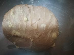 加入软化好的黄油，继续揉