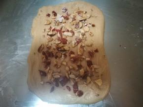 擀平，均匀的撒上红枣碎