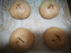 发酵到差不多1.5倍大，每个上面剪两刀，继续发酵一会，同时开始预热烤箱，放入烤箱后上下火190度20分钟，各人根据自己的烤箱具体温度设定时间