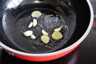 锅中放适量油烧热，葱姜蒜保险