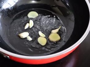 锅中放适量油烧热，葱姜蒜保险