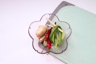 辅料：葱姜蒜，辣椒