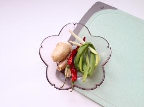 辅料：葱姜蒜，辣椒