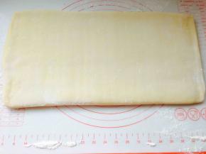 冷藏取出，擀成厚1厘米的片，不要擀的太长了了