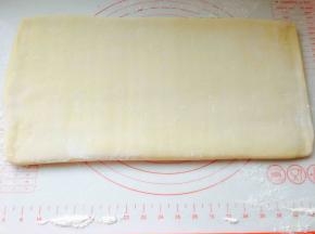 冷藏取出，擀成厚1厘米的片，不要擀的太长了了