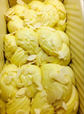 表面刷蛋液～撒些杏仁片～200度10分钟转180度30分钟，注意观察上色，上色了盖锡纸