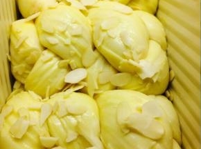 表面刷蛋液～撒些杏仁片～200度10分钟转180度30分钟，注意观察上色，上色了盖锡纸