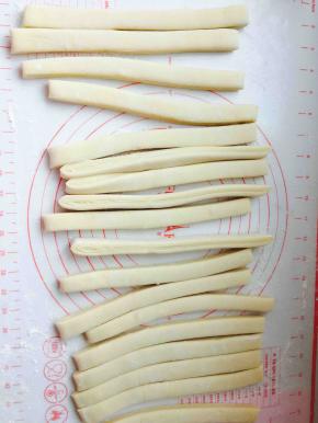 按1.5厘米切成条状，如果你做两个450克的吐司，分成18条