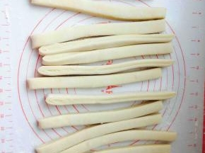 按1.5厘米切成条状，如果你做两个450克的吐司，分成18条