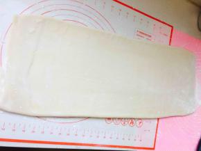 取出后，开口向下，按上述方法，再次折叠，折叠完成后，放入冰箱冷藏20分钟，至此我们完成了两次四折的折叠