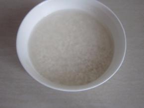 糯米提前一晚浸泡。