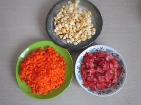 玉米剥粒、胡萝卜切成小粒、腊肠切成片备用。