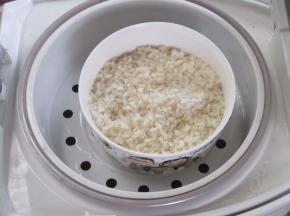 泡好的糯米放入锅中蒸熟。