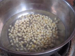 沸水下入玉米粒焯熟。