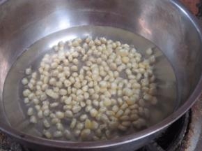 沸水下入玉米粒焯熟。