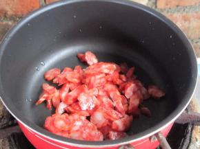 另起锅下入切好的腊肠。