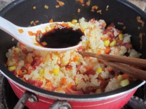 加入酱油、老抽翻炒均匀。