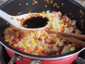 加入酱油、老抽翻炒均匀。