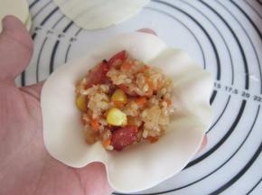包入炒好的馅儿。