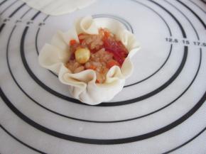 用虎口轻挰烧卖好看的花形就出来啦！