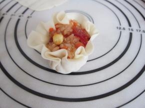 用虎口轻挰烧卖好看的花形就出来啦！