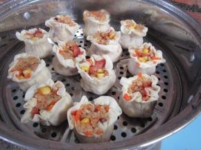 依次包好放入蒸锅中，表面喷点清水，大火蒸10分钟即可。