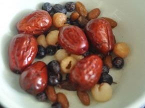 红枣、桂圆、葡萄干用水泡软备用。