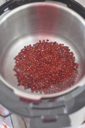 红豆加水，放入电压力锅中，煮至豆子绵软。