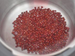 红豆加水，放入电压力锅中，煮至豆子绵软。