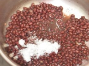 加入糖拌匀，可收下汁，让糖裹在红豆表面，就是蜜红豆。