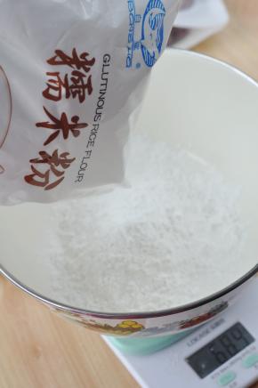 容器里加入糯米粉。
