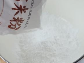 容器里加入糯米粉。