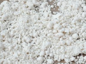 加水后搓成颗粒状，平铺在烤盘中，晾至表面水分消失。