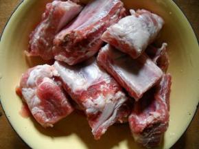 排骨（买时叫人剁好了）洗净、沥干水分。