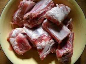 排骨（买时叫人剁好了）洗净、沥干水分。