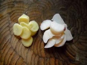 生姜、蒜瓣处理好备用。