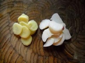 生姜、蒜瓣处理好备用。