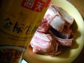 排骨提前加入生抽。