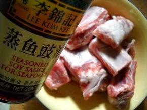 倒入蒸鱼酱油，揉匀；入冰箱腌制24小时。