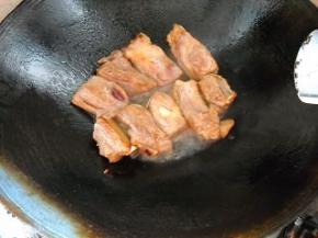 锅中油热，下排骨，稍稍煎一会。