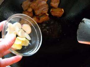 煎好的排骨拨一边，下姜蒜爆香。