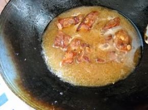 炒匀排骨，加入适量冷水；大火煮开，小火炖30分钟。