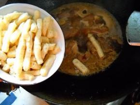 倒入豆果，再炖15分钟；加盐调好味即可盛入碗中。