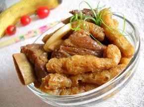 炖熟的排骨盛入碗中即可食用。