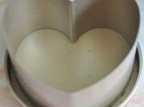 用心形慕斯圈摆在配套烤盘上。