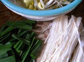 大蒜和金针菇分别洗净；金针菇切去根部备用。