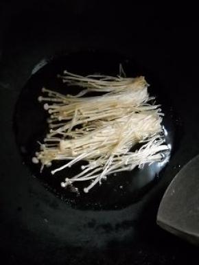 锅中水开，倒入金针菇，用筷子拨散就捞起，沥干水分。