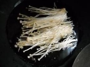 锅中水开，倒入金针菇，用筷子拨散就捞起，沥干水分。
