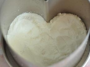 先往里舀一些米粉铺平。