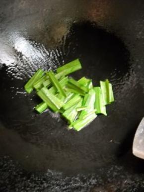 锅中油热，爆香大蒜。